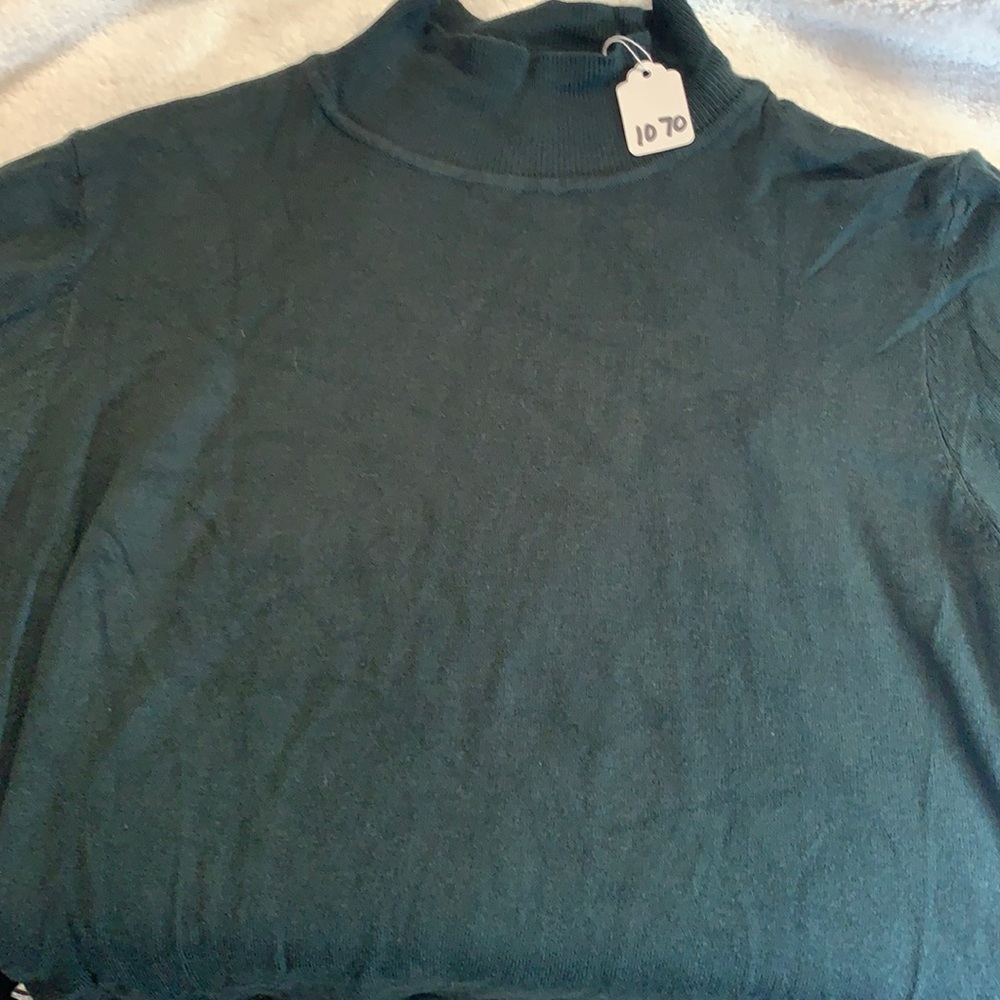 T TAHARI SWEATER SIZE MEDIUM
